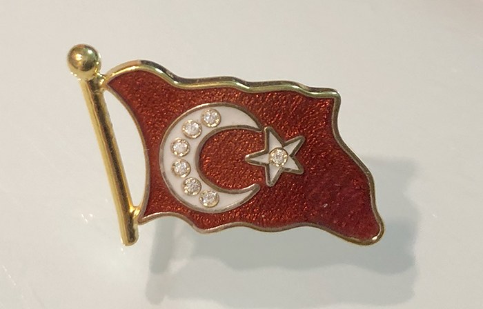 TBR19 Dalgalı Türk Bayrağı Rozeti - Cumhurbaşkanı Rozeti- Vip Rozet