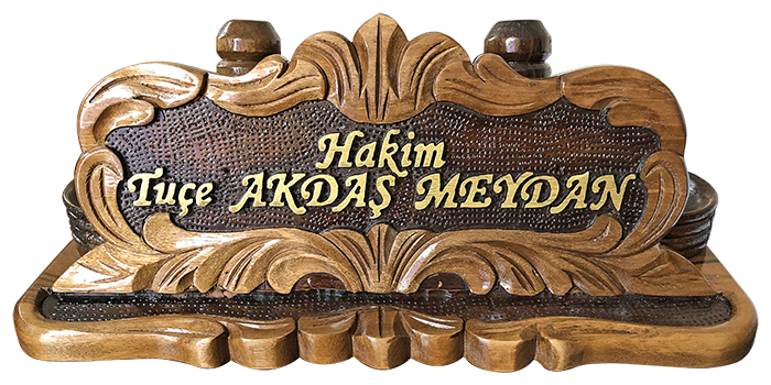 MB03 Ceviz El İşi Oyma Özel Ahşap Masa İsimliği
