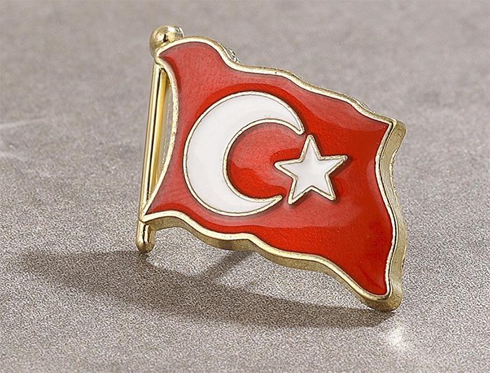 TBR29 Dalgalanan Türk Bayrağı Rozeti - VİP