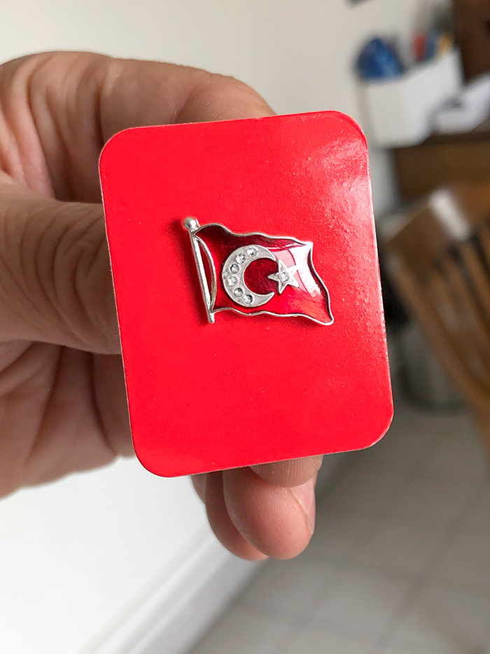 TBR30 Dalgalanan Türk Bayrağı Rozeti - VİP