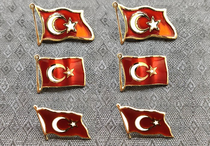 Altın Türk Bayrağı Yaka Rozeti - Ay Yıldızlı Rozet