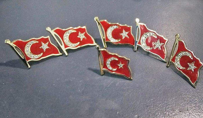 Altın Türk Bayrağı Yaka Rozeti - Ay Yıldızlı Rozet
