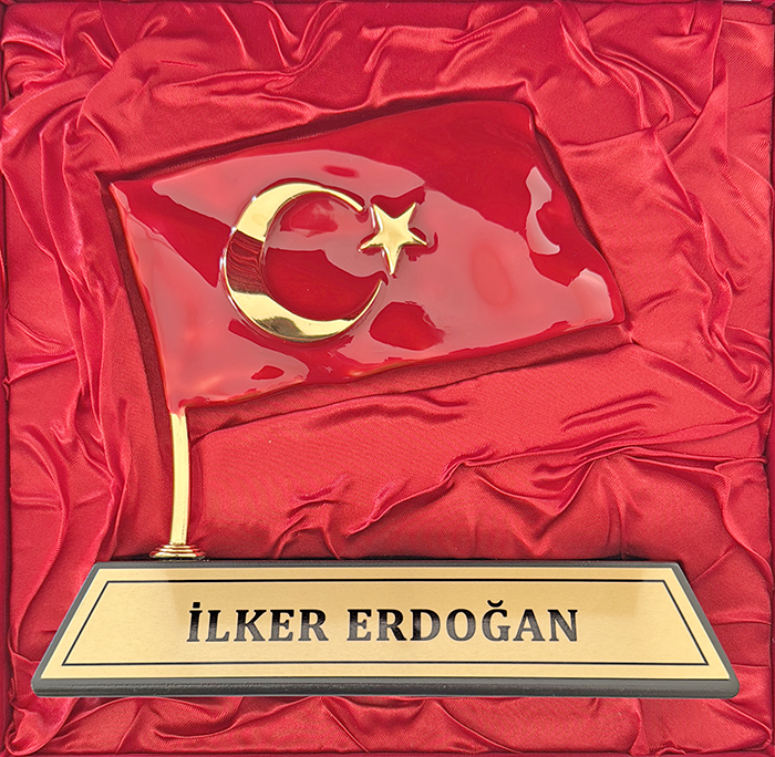 MVIP04 Dalgalanan Türk Bayraklı Masa İsimliği