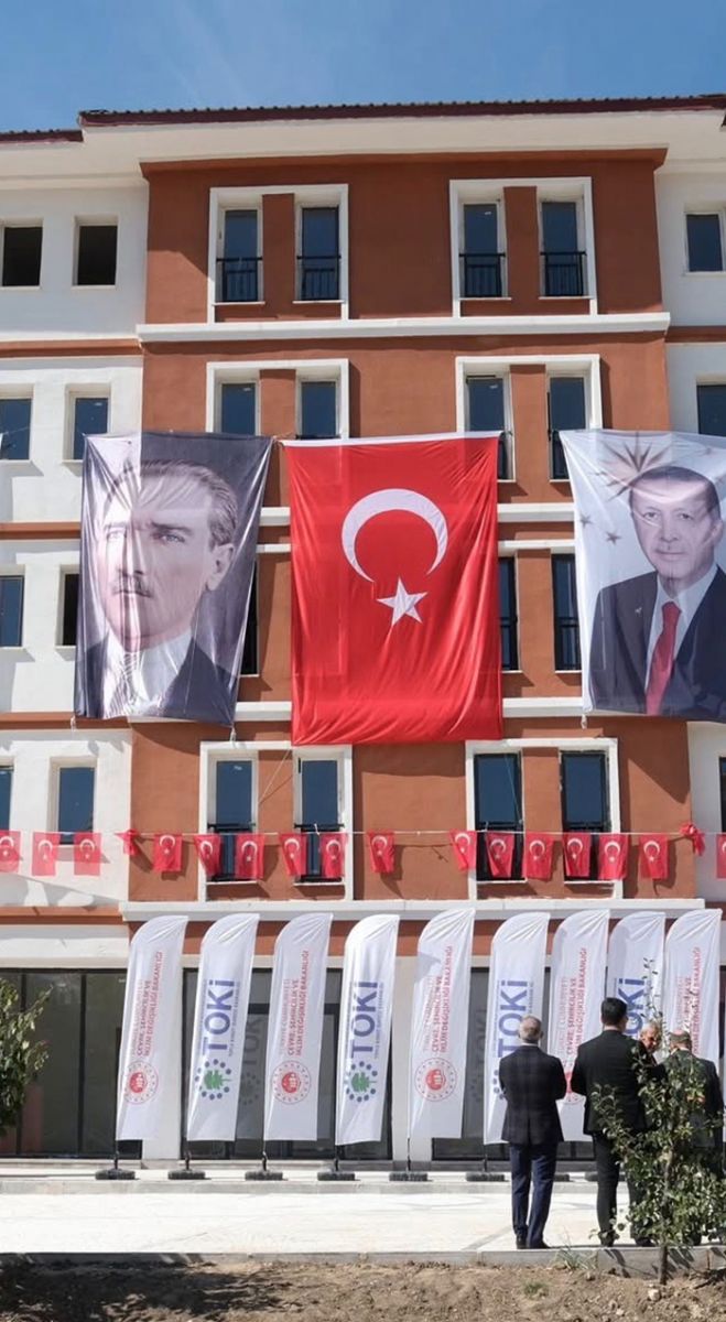 Toki Bayrağı - TOKİ Yeni Logolu