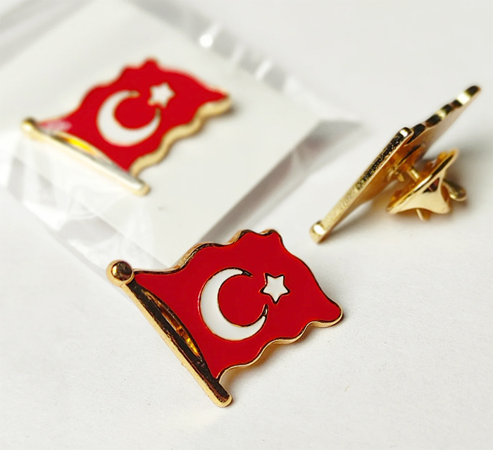 TBR1 Dalgalanan Türk Bayrağı Rozeti