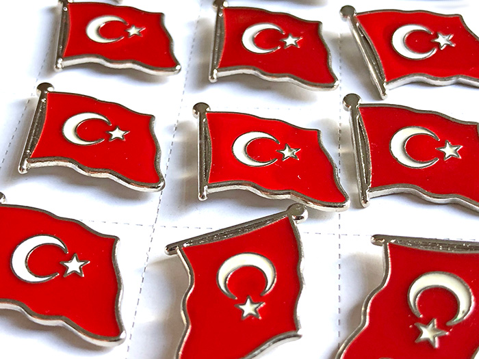 TBR1 Dalgalanan Türk Bayrağı Rozeti