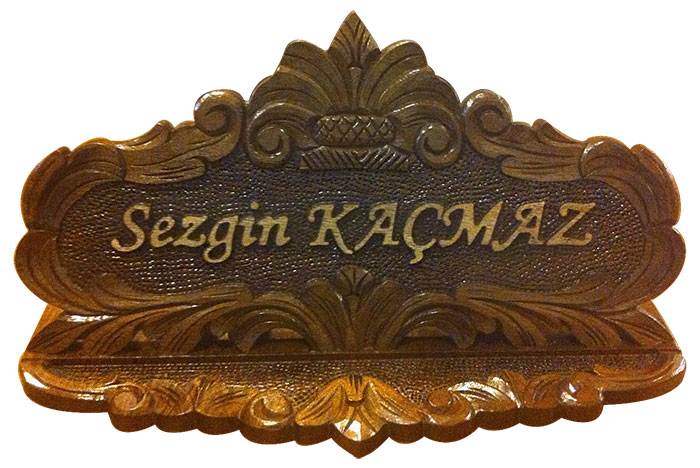 MB02 Ceviz El İşi Oyma Özel Ahşap Masa İsimliği